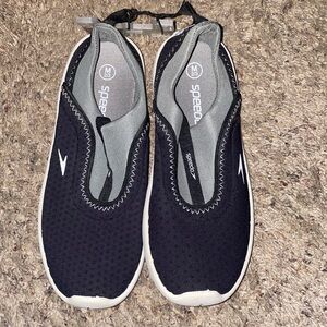 Speedo water shoes brand new never worn size M 2/3